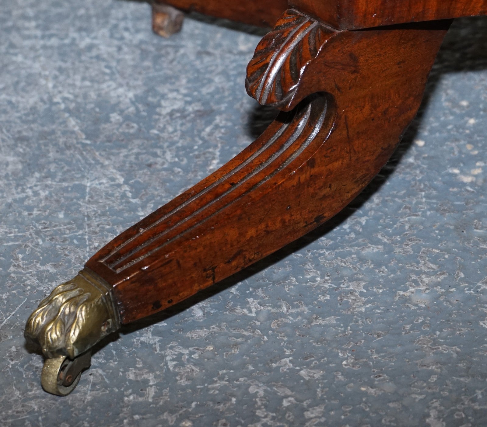 1820s RESTORED ENGLISH ANTIQUE PEDESTAL PEMBROKE DROP LEAF TABLE WITH DRAWER