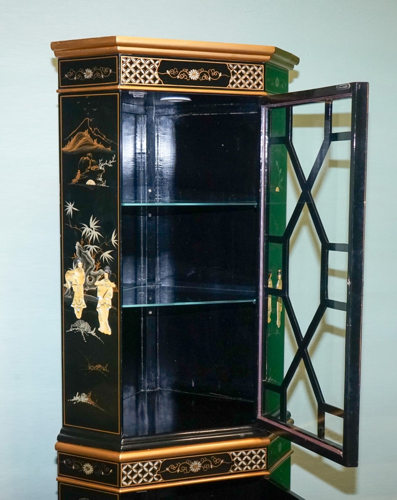 ELEGANT VINTAGE BLACK LACQUERED CORNER CABINET MOTHER PEARL & GILT INLAY