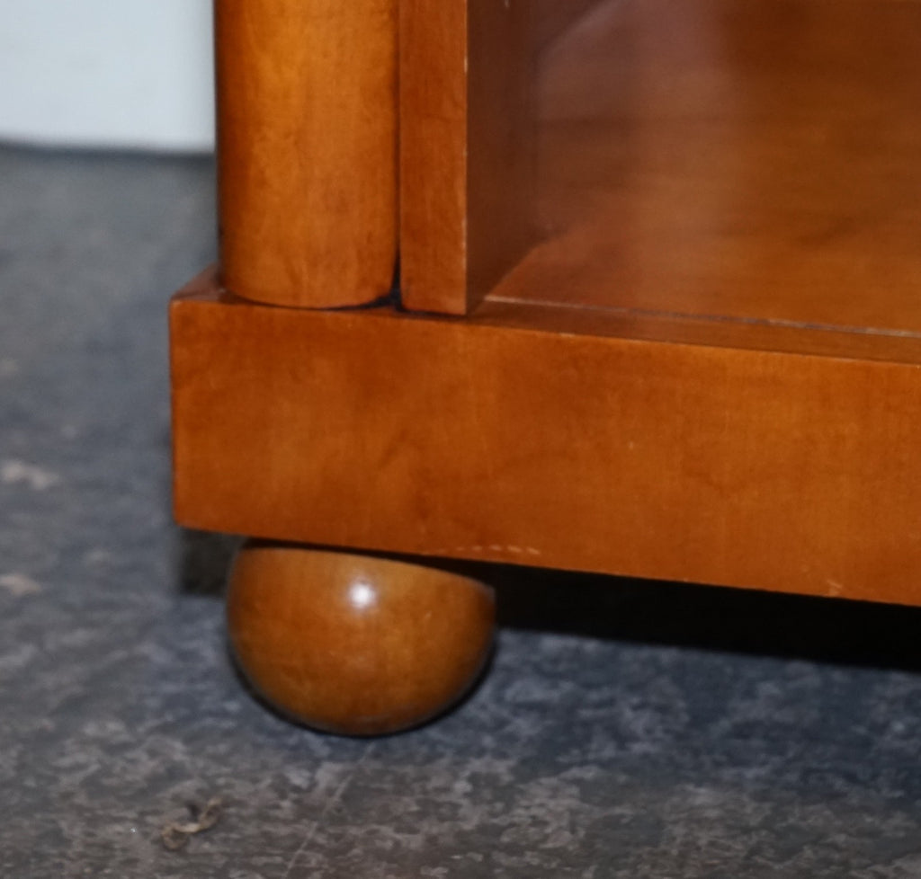 PAIR OF AMERICAN HICKORY WHITE GENESIS BIEDERMEIER NIGHTSTANDS BEDSIDE TABLES