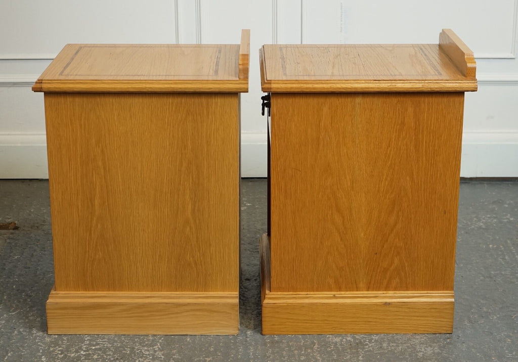 VINTAGE PAIR OF OAK KEATS BEDSIDE NIGHTSTAND CABINET MADE BY CURTIS FURNITURE J1