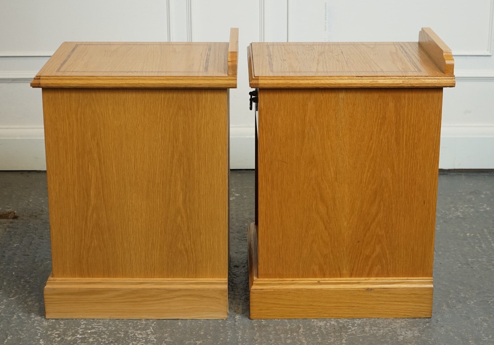 VINTAGE PAIR OF OAK KEATS BEDSIDE NIGHTSTAND CABINET MADE BY CURTIS FURNITURE J1