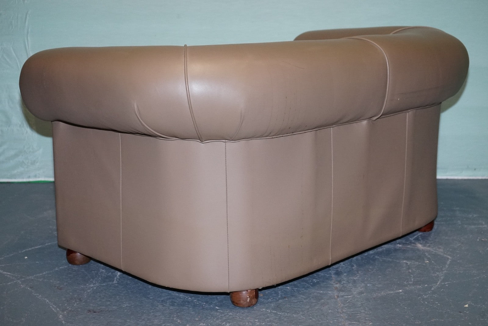 VINTAGE CHESTERFIELD ANDREW MUiRHEAD TAN LEATHER TUB TWO SEATER SOFA STUD DETAIL