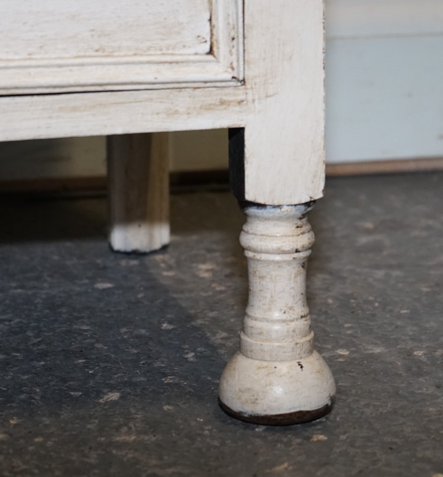 ANTIQUE VICTORIAN HAND PAINTED IVORY WHITE CHEST OF DRAWERS WITH BRASS HANDLES