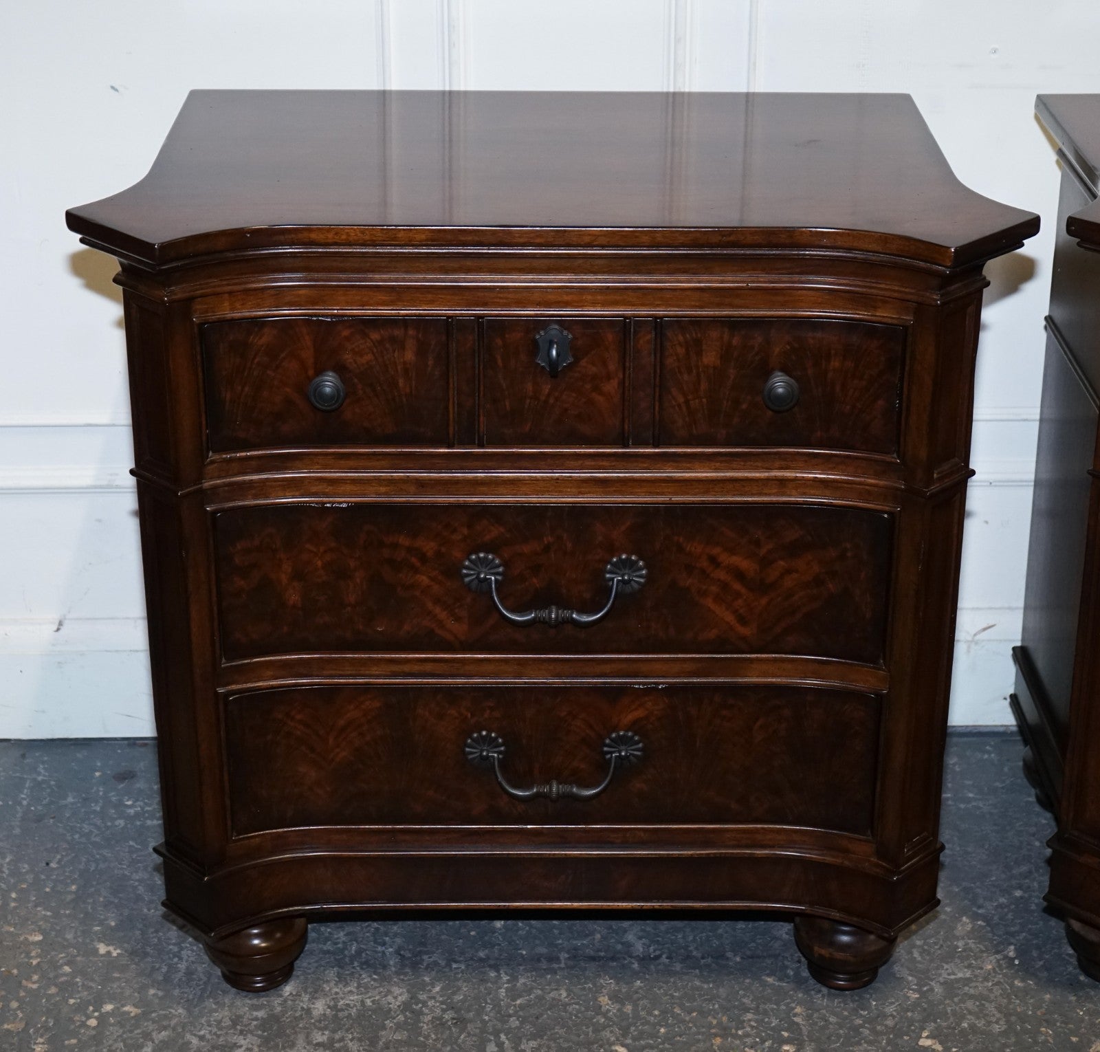 LARGE PAIR OF AMERICAN THOMASVILLE TRINIDAD NIGHTSTANDS BEDSIDE TABLES