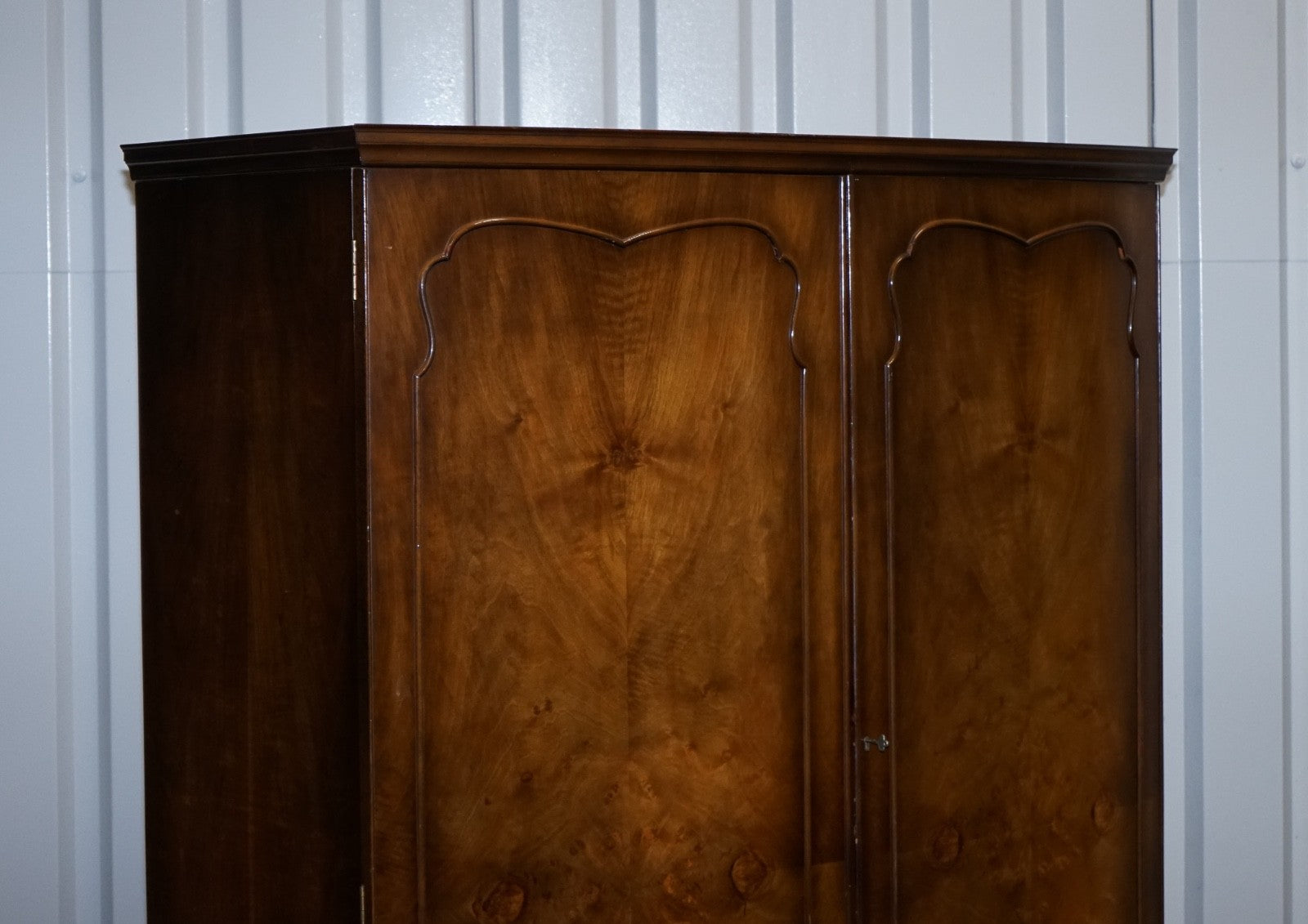 STUNNING 1920'S ENGLISH WALNUT ART DECO DOUBLE WARDROBE QUEEN ANNE LEGS