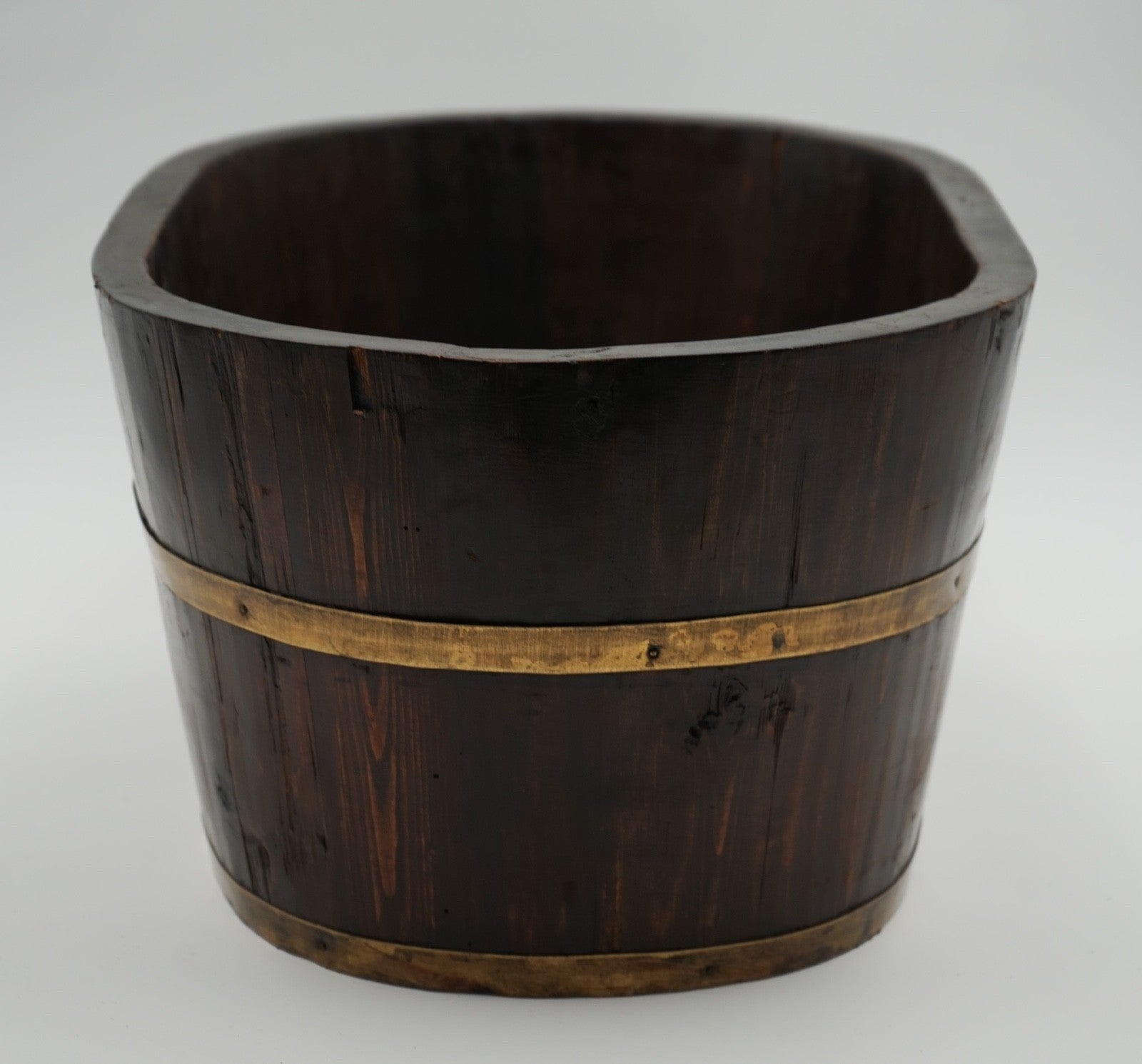 ANTIQUE ENGLISH OAK PLANTER OR CHAMPAGNE COOLER BUCKET WITH BRASS TRIM
