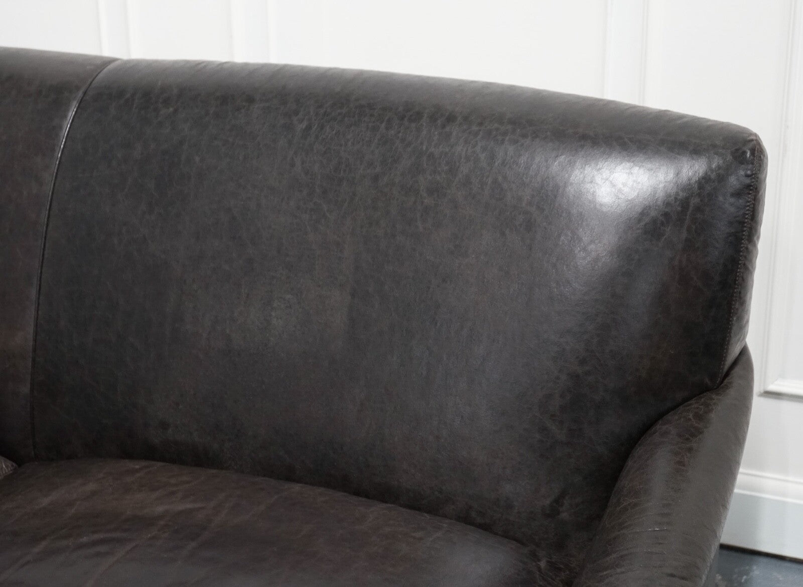 EXQUISITE HOWARD STYLE HERITAGE GREY LEATHER SOFA (1/2) J1