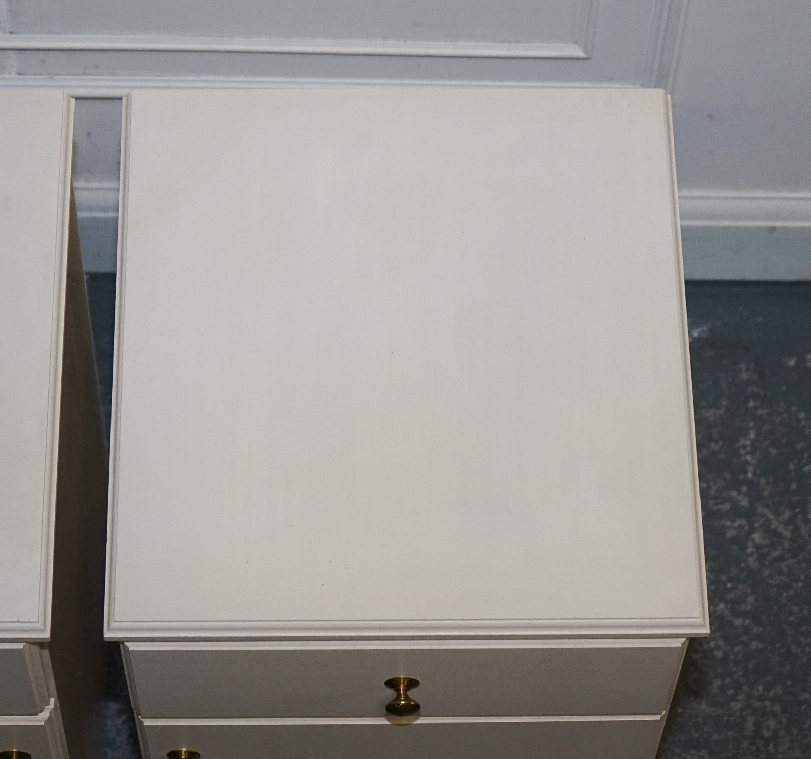 MINIMALIST PAIR OF PAINTED WHITE BEDSIDE CABINETS WITH BRASS KNOBS NIGHTSTANDS