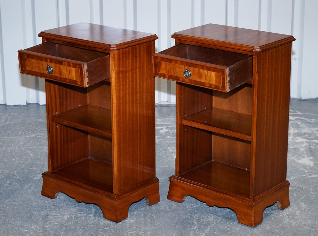 VINTAGE PAIR OF GEORGIAN STYLE WALNUT BEDSIDES NIGHTSTANDS SIDE TABLES