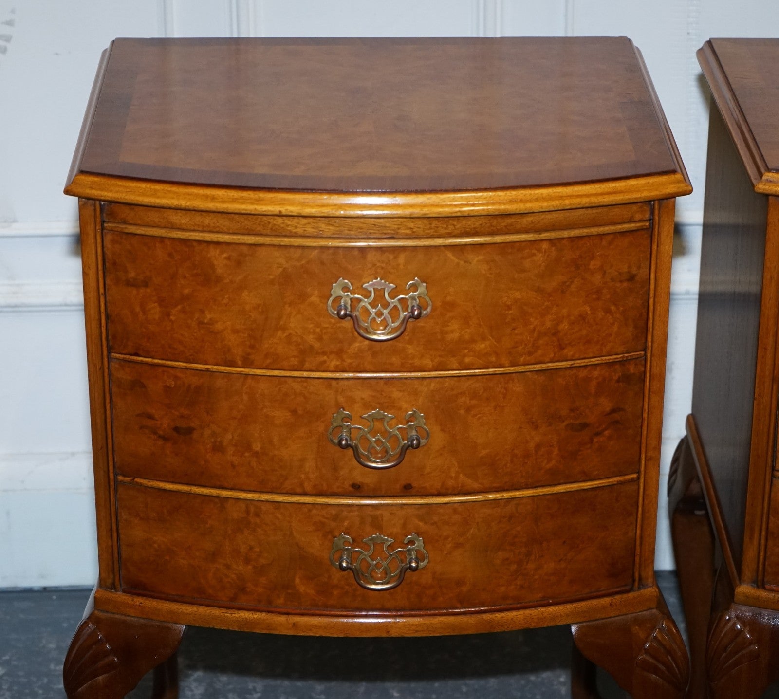 GORGEOUS PAIR OF ART DECO STYLE BURR WALNUT BEDSIDES NIGHTSTANDS TABLES