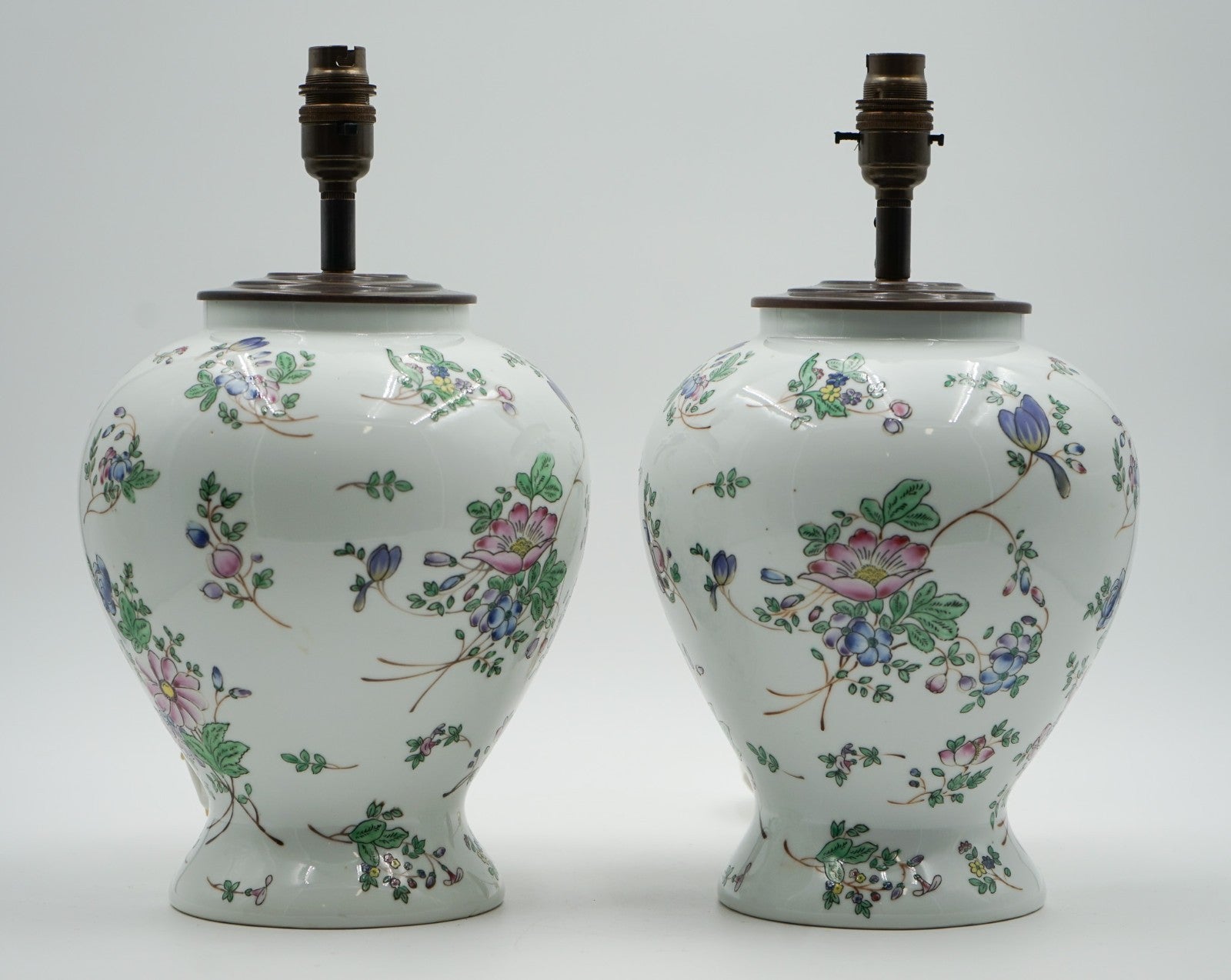 PAIR OF 1960'S CHINESE QIANLONG NIAN ZHI PORCELAIN VASES CONVERTED TABLE LAMPS