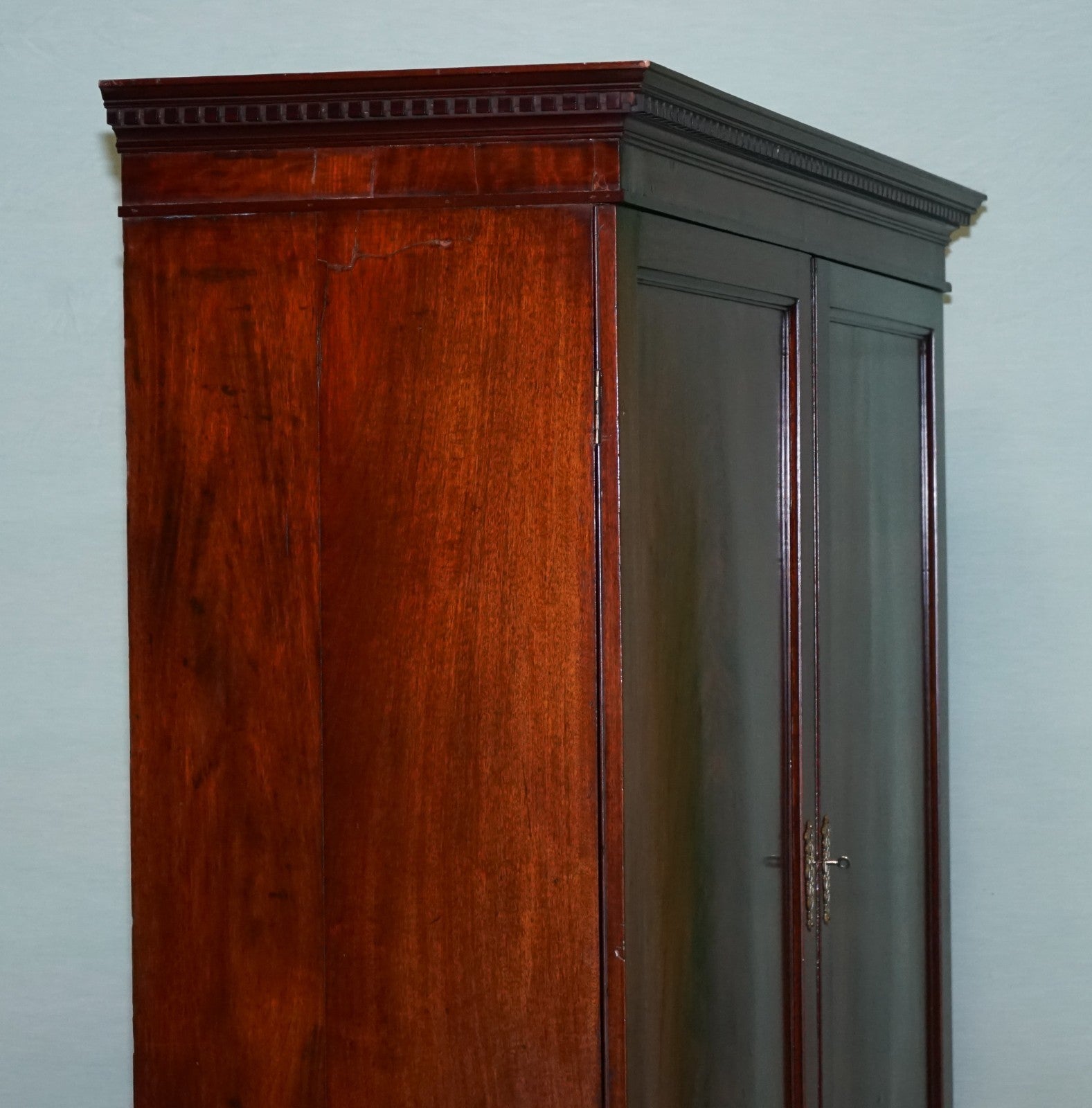 MILLAR & BEATTY ANTIQUE IRISH GEORGIAN STYLE HARDWOOD WARDROBE LINEN PRESS
