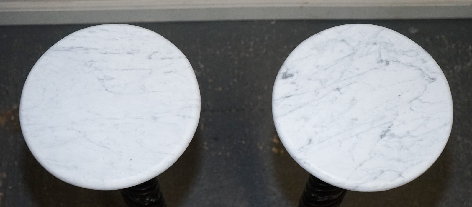 RESTORED PAIR OF EARLY VICTORIAN ENGLISH PEDESTALS WITH WHITE MARBLE TOPS 145 CM