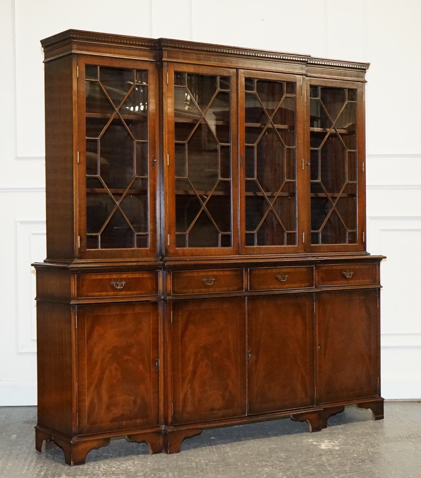 STUNNING GEORGIAN STYLE BREAKFRONT FOUR DOOR DISPLAY CABiNET BOOKCASE