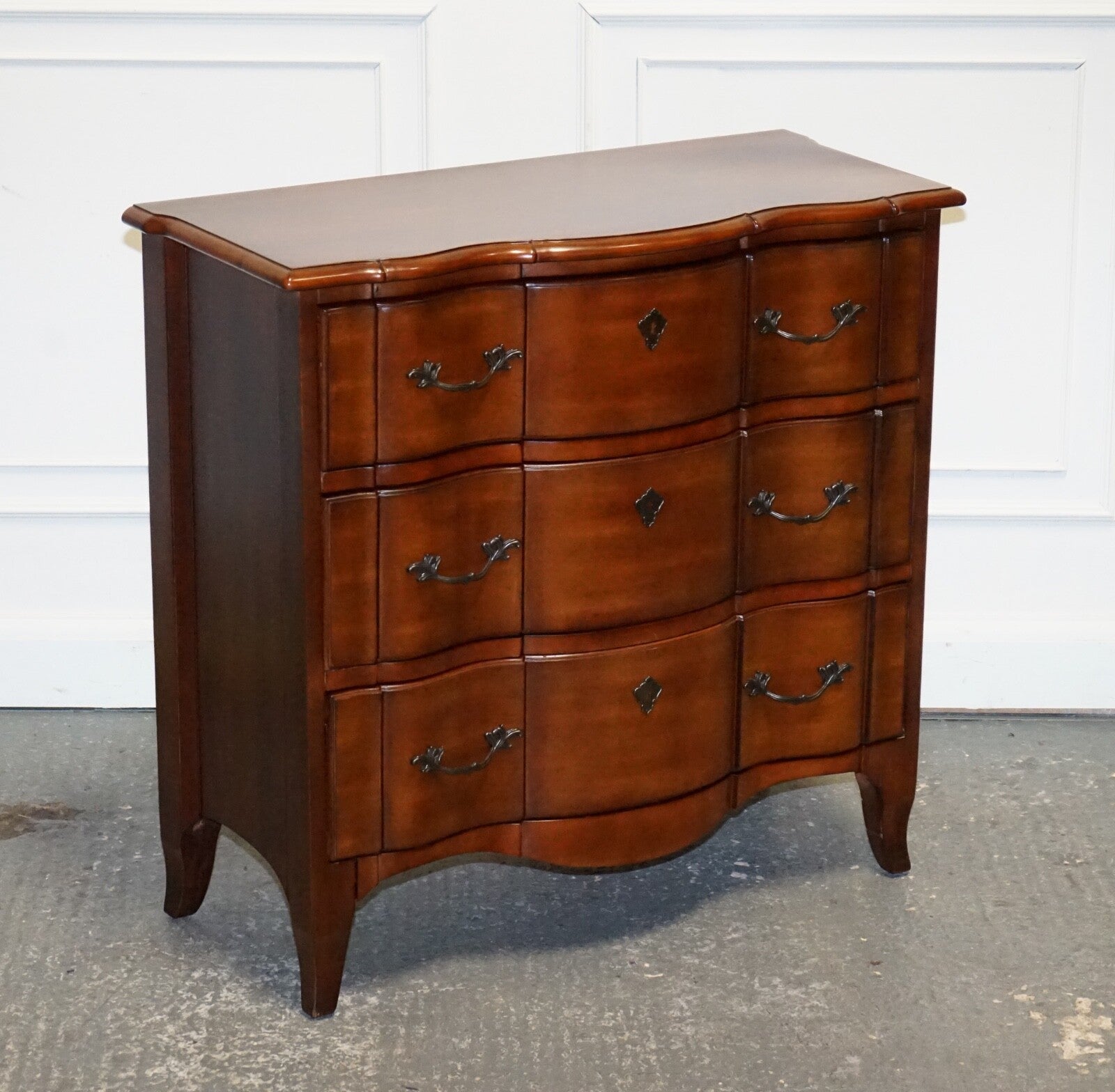 RALPH LAUREN VINTAGE GEORGIAN STYLE SERPENTINE FRONTED HARDWOOD CHEST OF DRAWERS