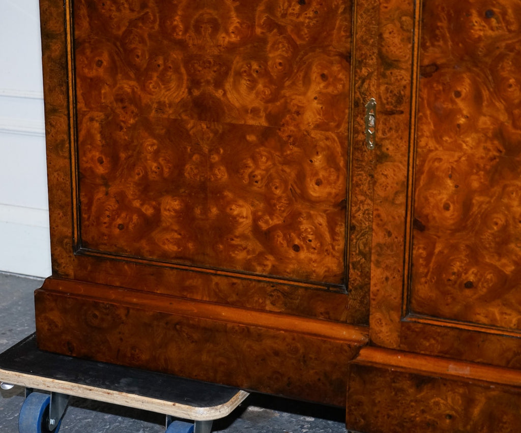 STUNNING LARGE GEORGIAN STYLE BURR WALNUT BREAKFRONT DISPLAY CABINET BOOKCASE