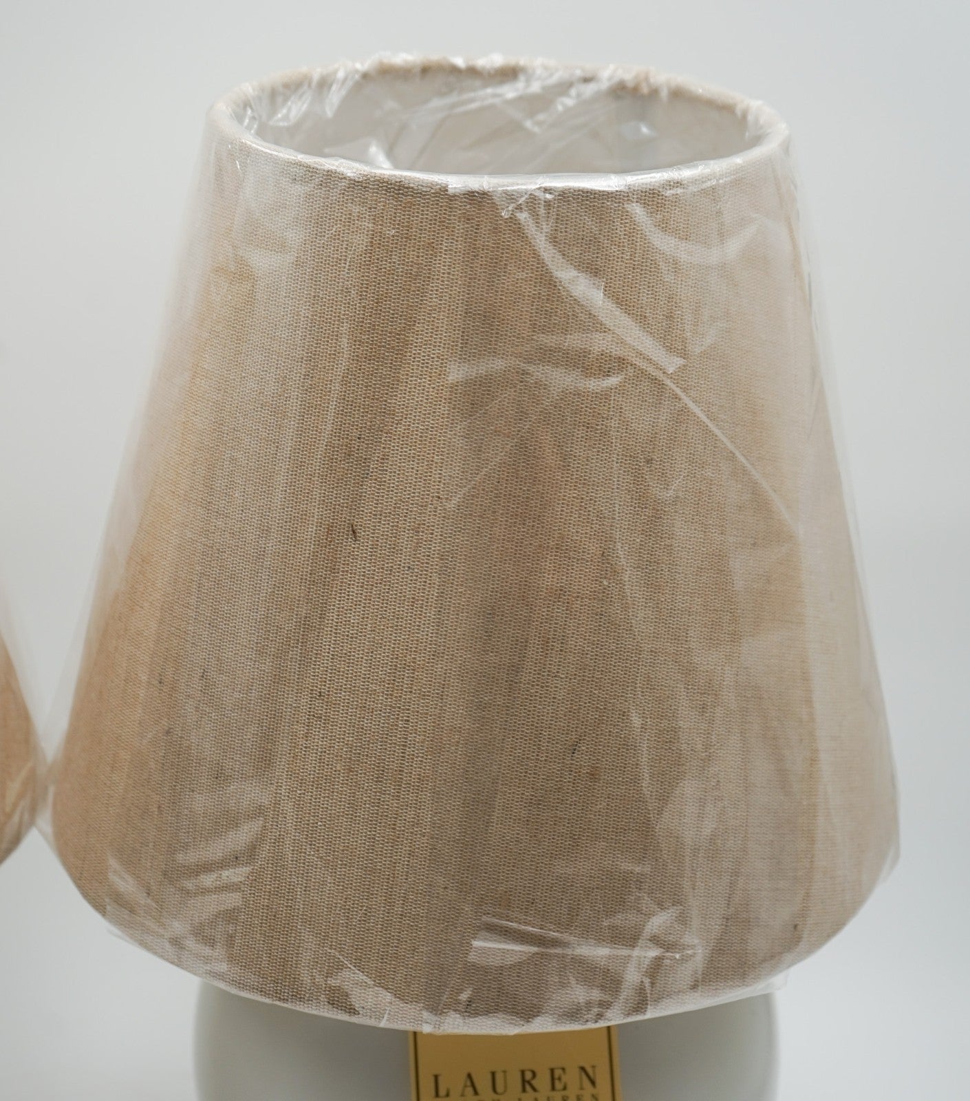 PAIR OF RALPH LAUREN EX DISPLAY WHITE CERAMIC TABLE LAMPS INCLUDING SHADES (2/2)