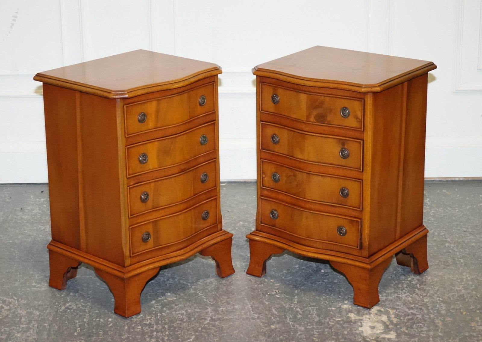 COMPACT SERPENTINE FRONT PAIR OF GEORGIAN STYLE YEW WOOD BEDSIDE NiGHTSTANDS