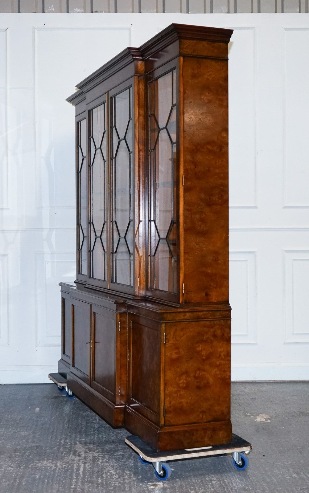 STUNNING LARGE GEORGIAN STYLE BURR WALNUT BREAKFRONT DISPLAY CABINET BOOKCASE