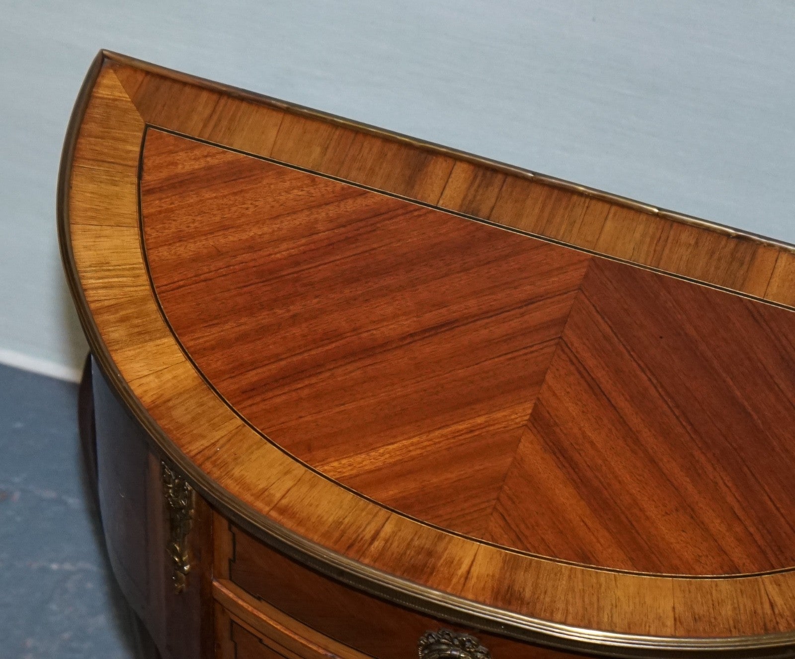 LOUIS XV STYLE MARQUETRY SIDE TABLE NIGHTSTAND WITH GiLT GOLD MOUNTS