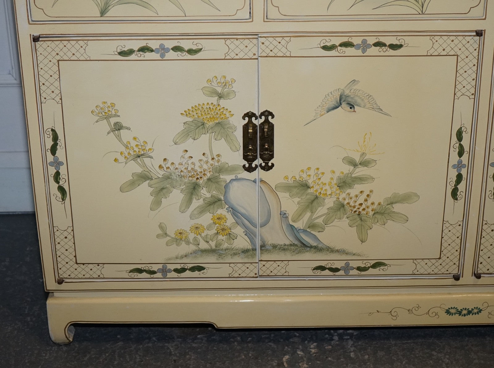 VINTAGE ORIENTAL ASIAN CHINOISERIE CREAM LACQUER HAND PAINTED DISPLAY CABINET