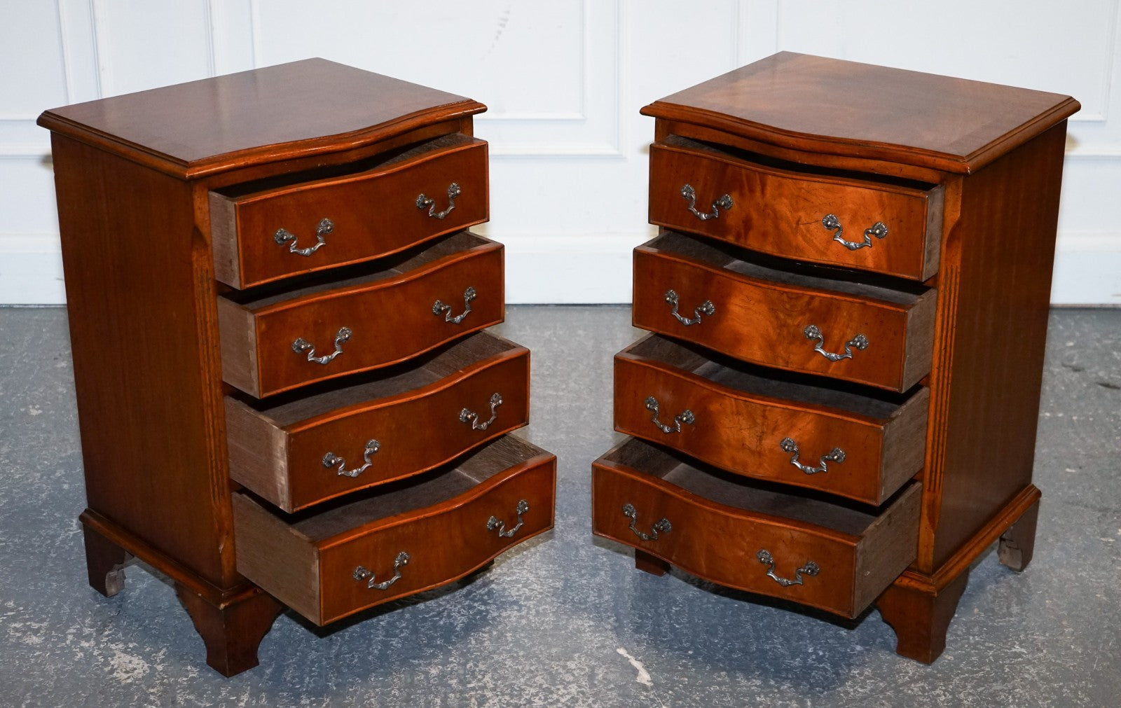 PAIR OF SERPENTINE GEORGIAN STYLE  NIGHTSTANDS BEDSIDE TABLES WITH FOUR DRAWERS