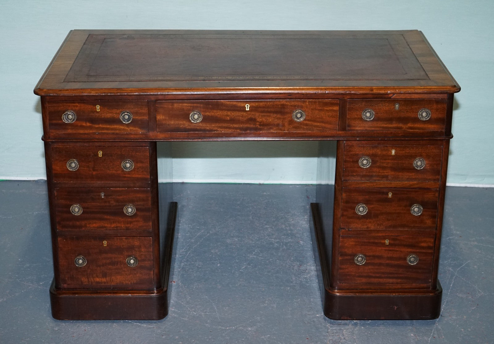 ANTIQUE VICTORiAN HARDWOOD PEDESTAL DESK WITH TOOLED LEATHER TOP