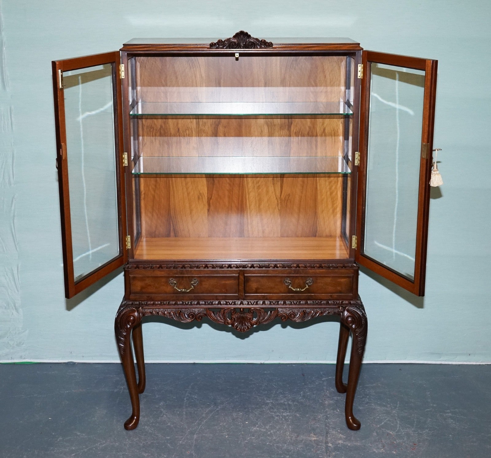 VINTAGE CARVED QUEEN ANNE STYLE DISPLAY CABiNET BOOKCASE