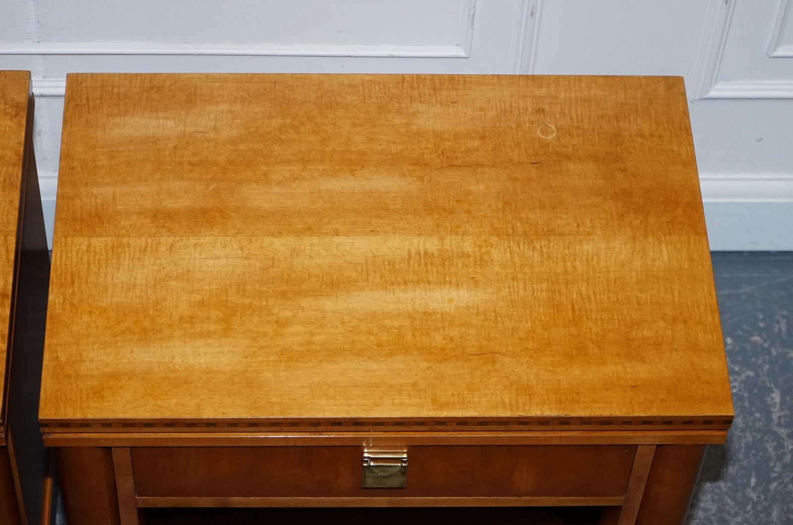 PAIR OF AMERICAN HICKORY WHITE GENESIS BIEDERMEIER NIGHTSTANDS BEDSIDE TABLES