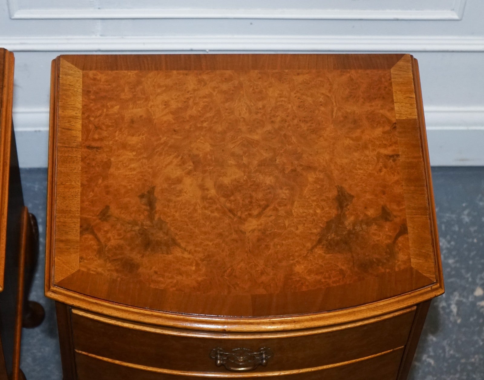 GORGEOUS PAIR OF ART DECO STYLE BURR WALNUT BEDSIDES NIGHTSTANDS TABLES