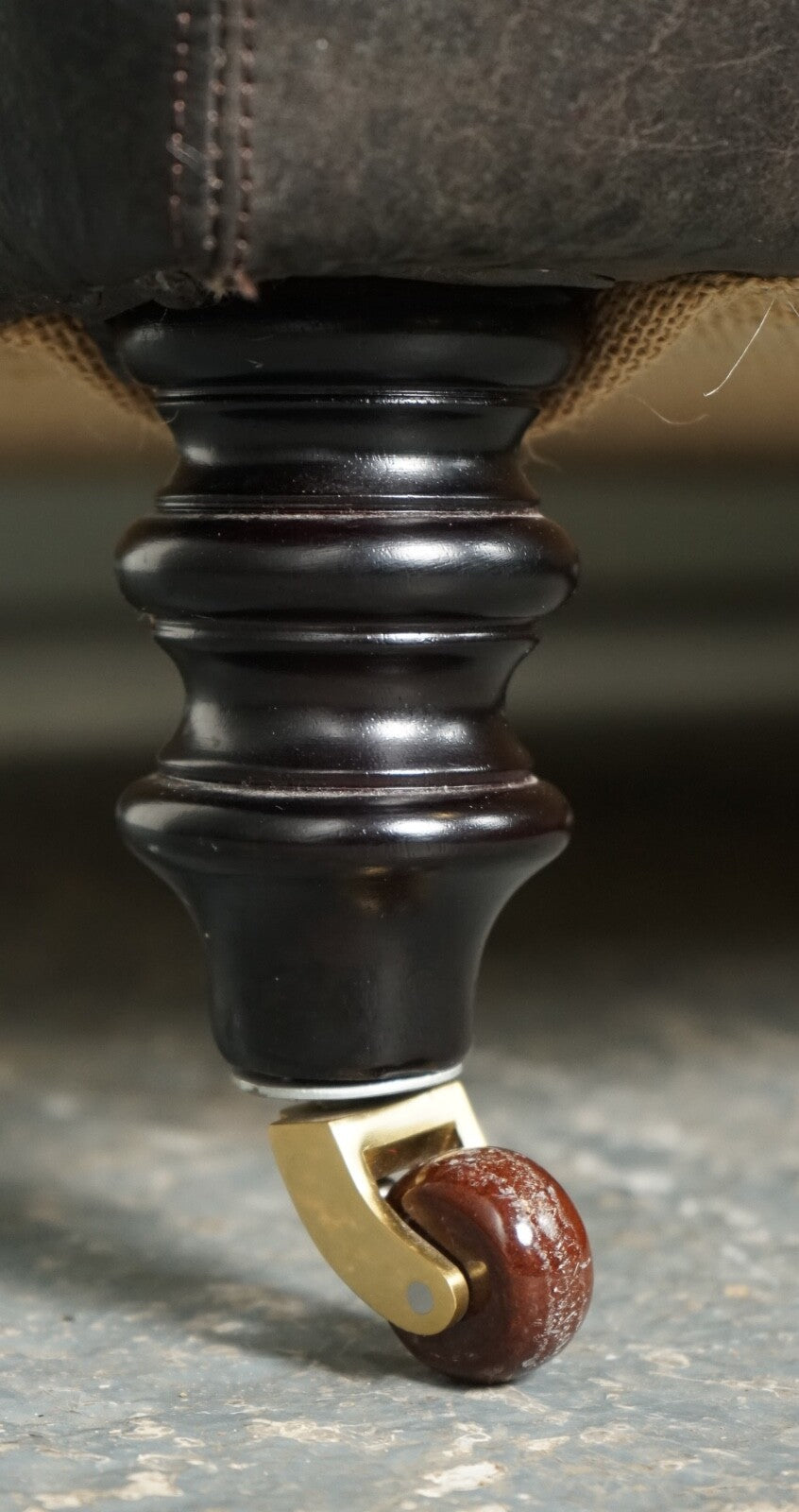 EXQUiSITE HOWARD STYLE HERITAGE GREY LEATHER SOFA (2/2) J1