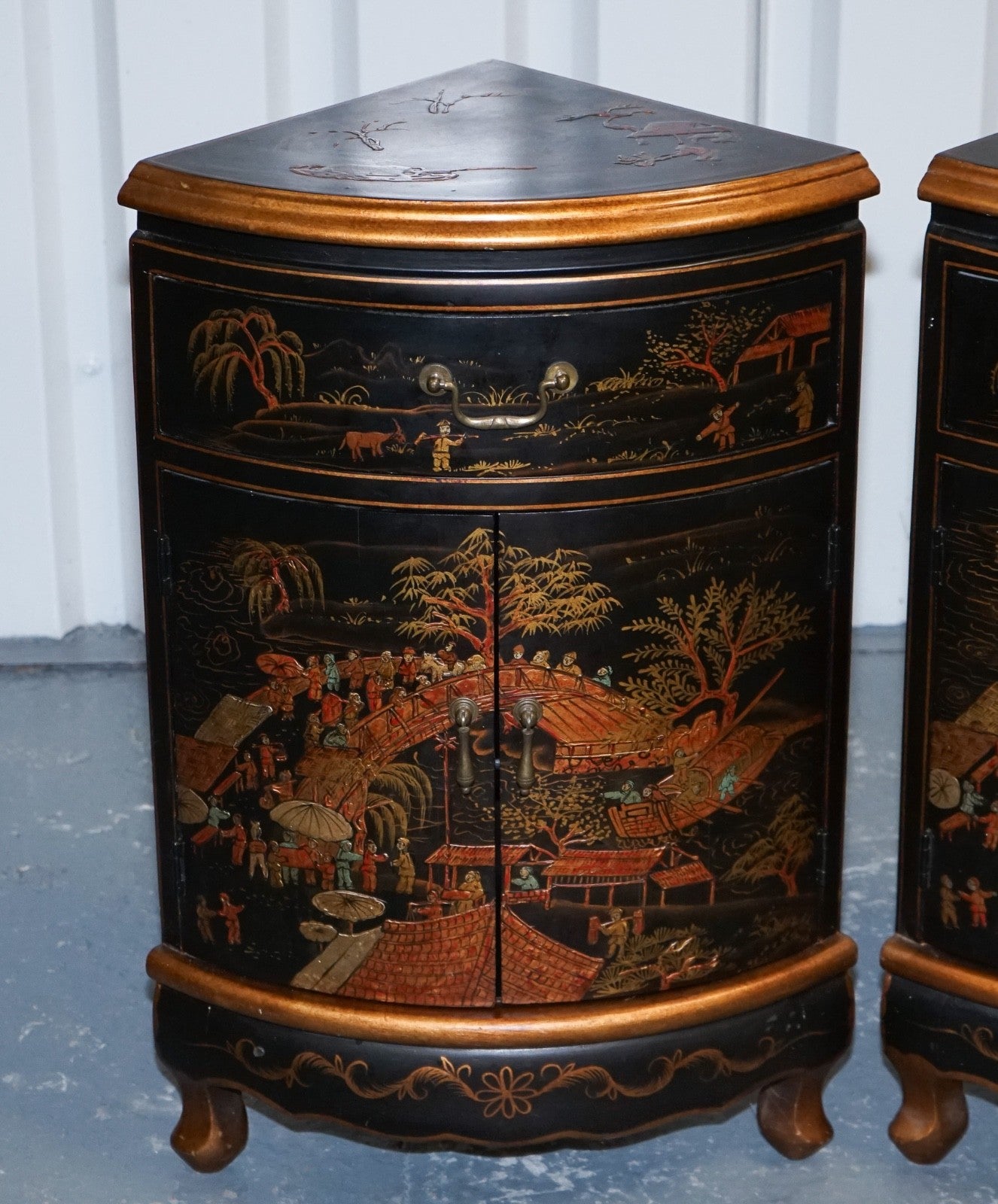MATCHING PAIR OF CHINESE CHINOISERIE DECORATIVE CORNER CABINETS WITH CUPBOARD