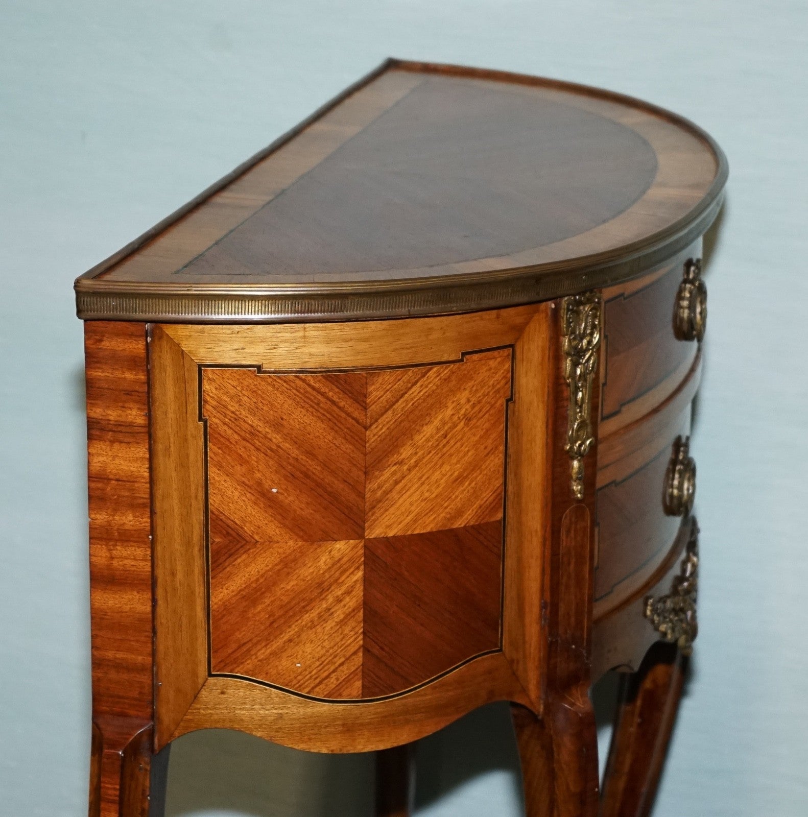 LOUIS XV STYLE MARQUETRY SIDE TABLE NIGHTSTAND WITH GiLT GOLD MOUNTS