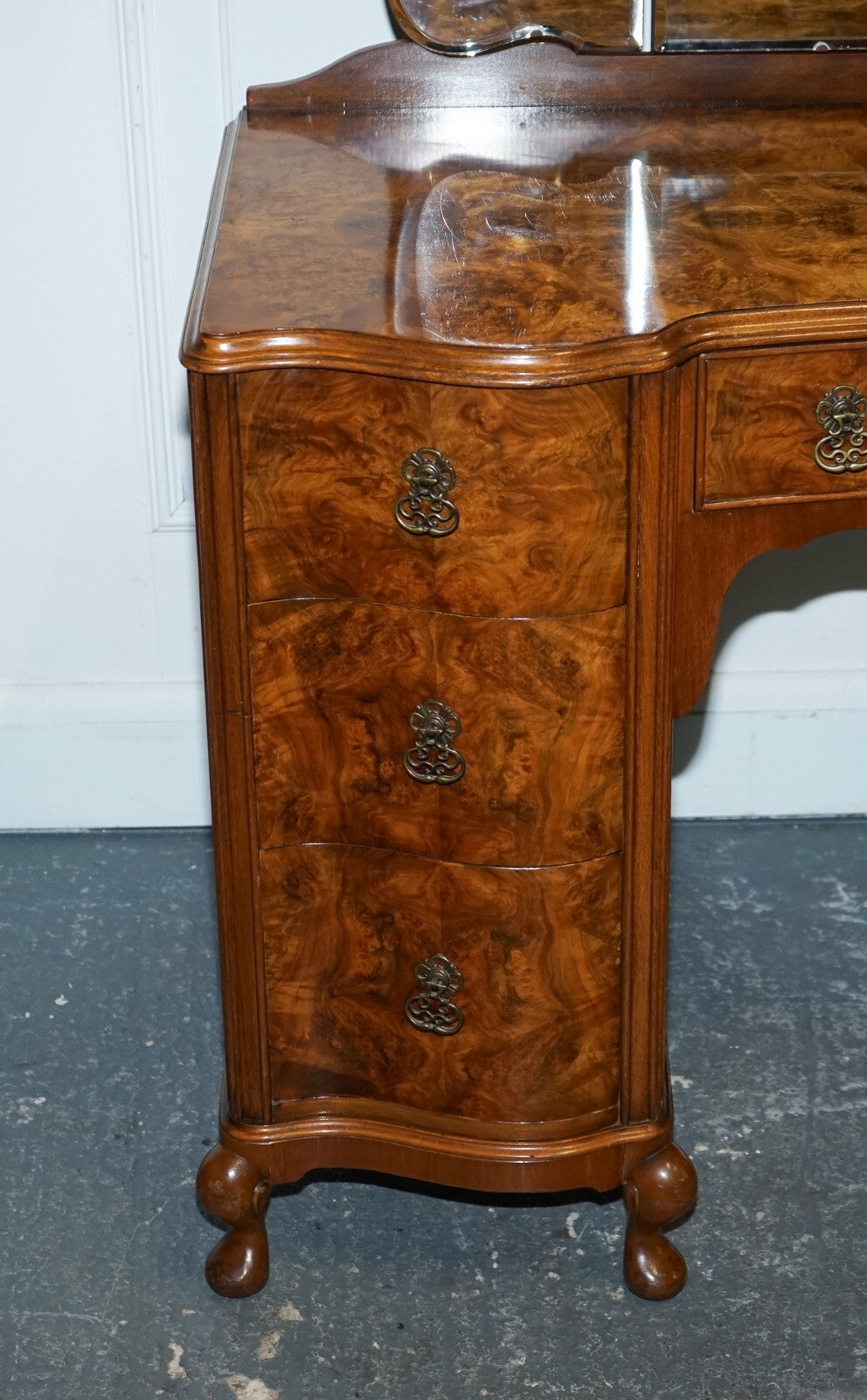 ANTIQUE 1920'S BURR WALNUT ART DECO DRESSING TABLE WITH PLENTY OF DRAWERS