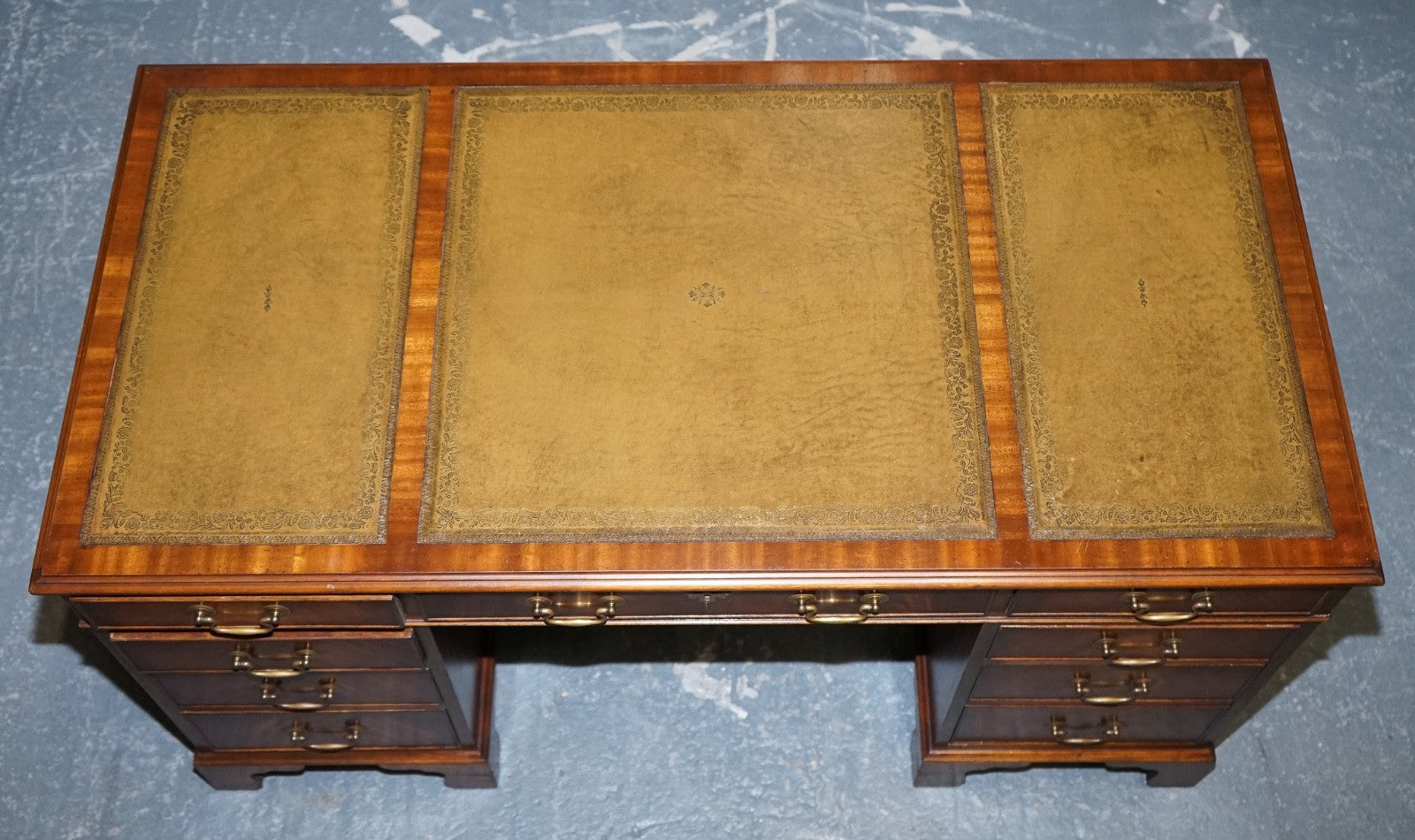 LOVELY BEVAN FUNNELL VINTAGE PEDESTAL DESK WITH HUNTER GREEN LEATHER
