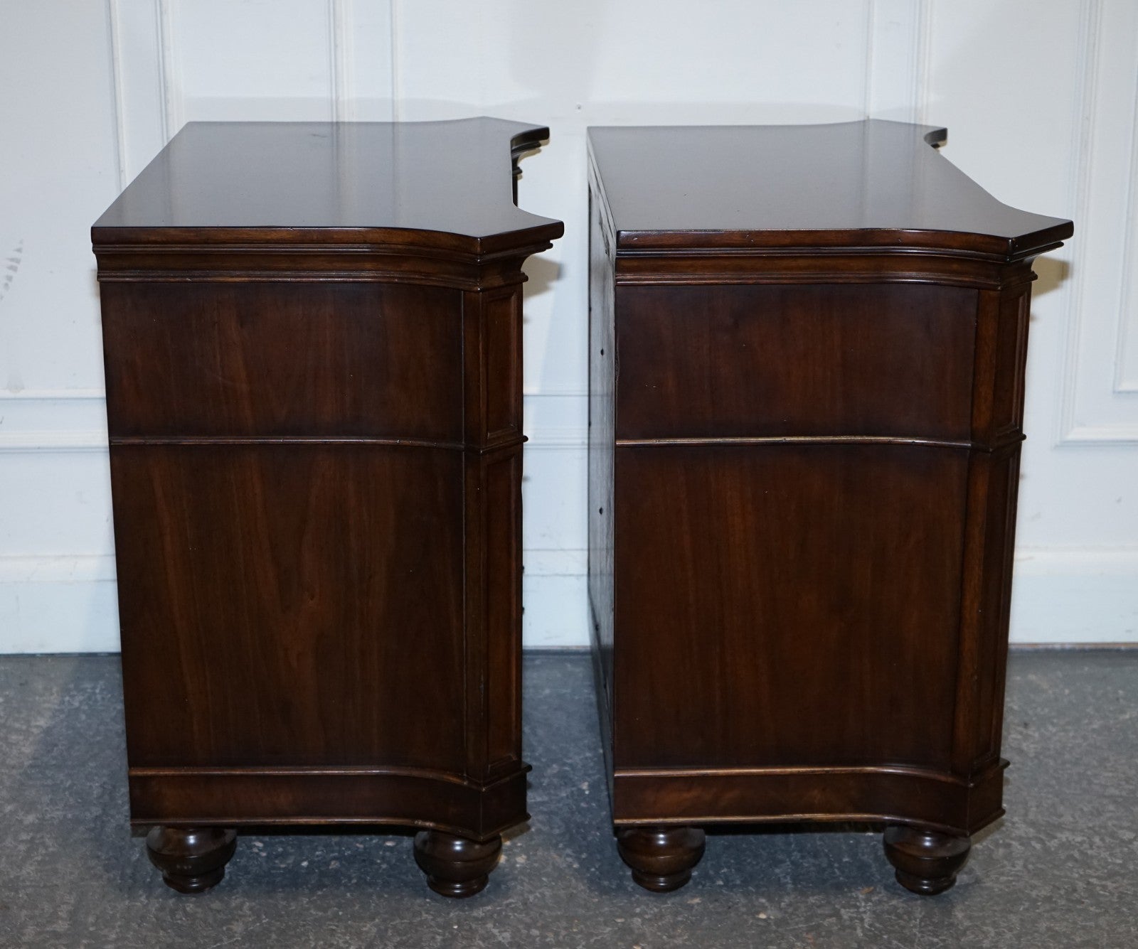 LARGE PAIR OF AMERICAN THOMASVILLE TRINIDAD NIGHTSTANDS BEDSIDE TABLES
