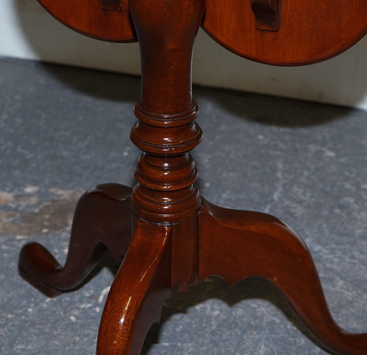 ANTIQUE STYLE TILT TOP WINE SIDE TABLE WITH PIECRUST TOP RAISED ON TRIPOD BASE