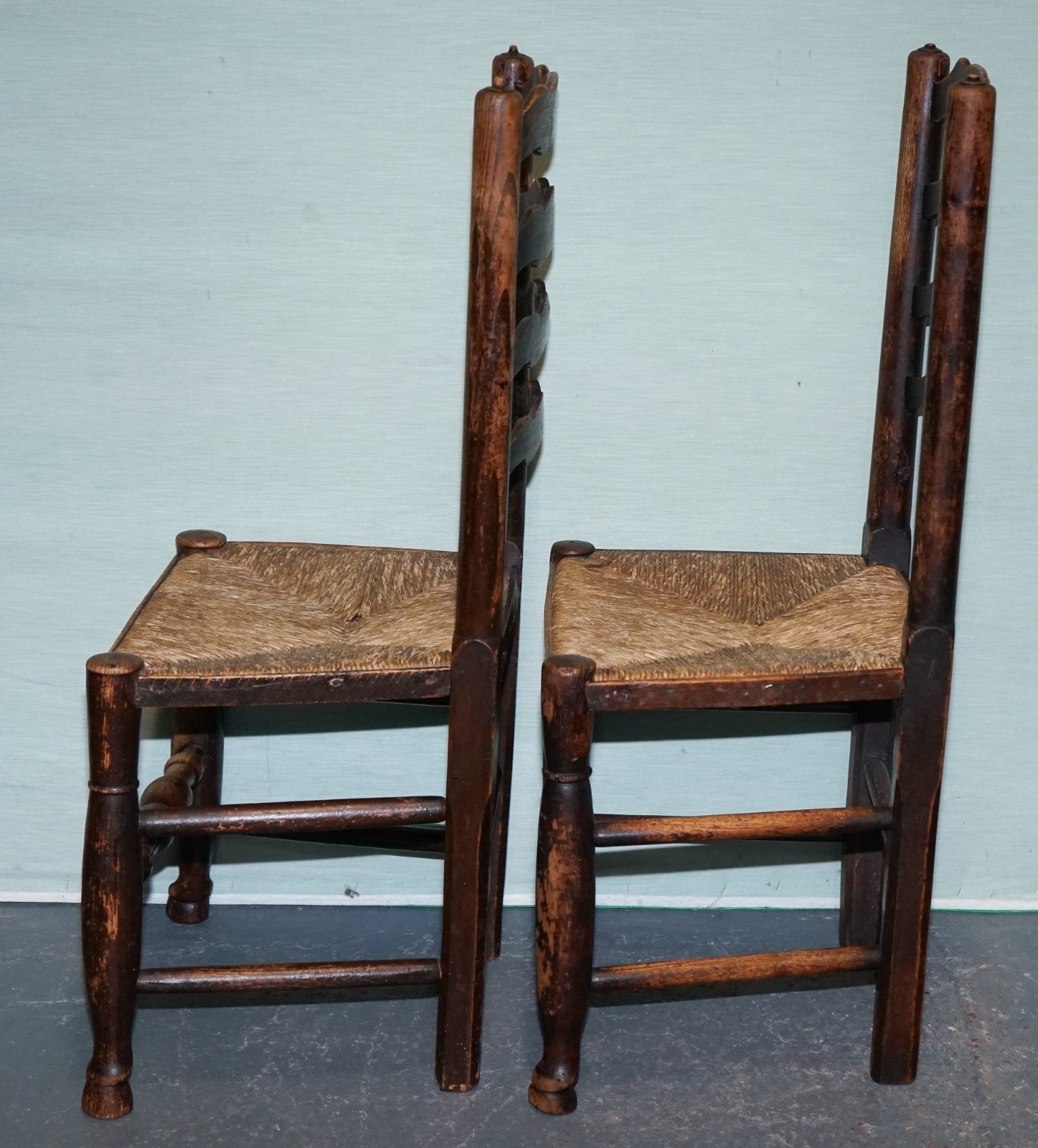SET OF FOUR SOLID OAK COUNTRY HOUSE STRAW SEAT LADDER BACK DINING CHAIRS