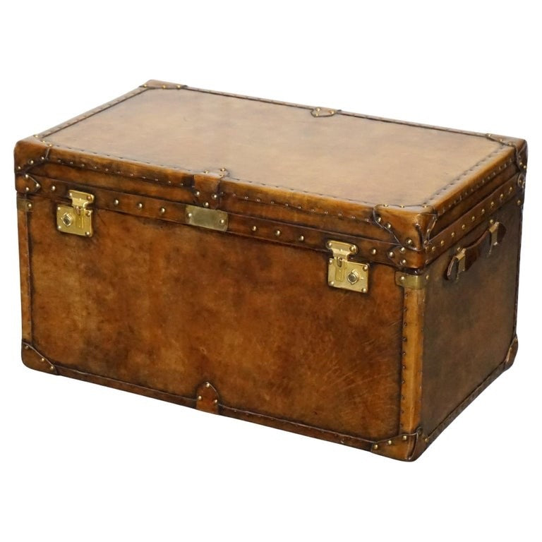 VINTAGE HAND DYED BROWN LEATHER LOCKABLE STORAGE STEAMER TRUNK COFFEE SIDE TABLE