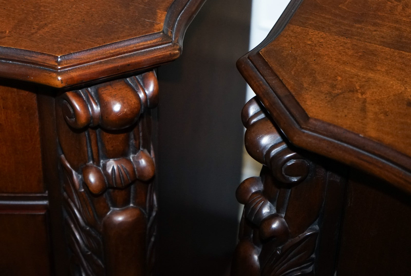 PAIR OF LARGE AMERICAN CHIPPENDALE STYLE NIGHTSTANDS BEDSIDE TABLES