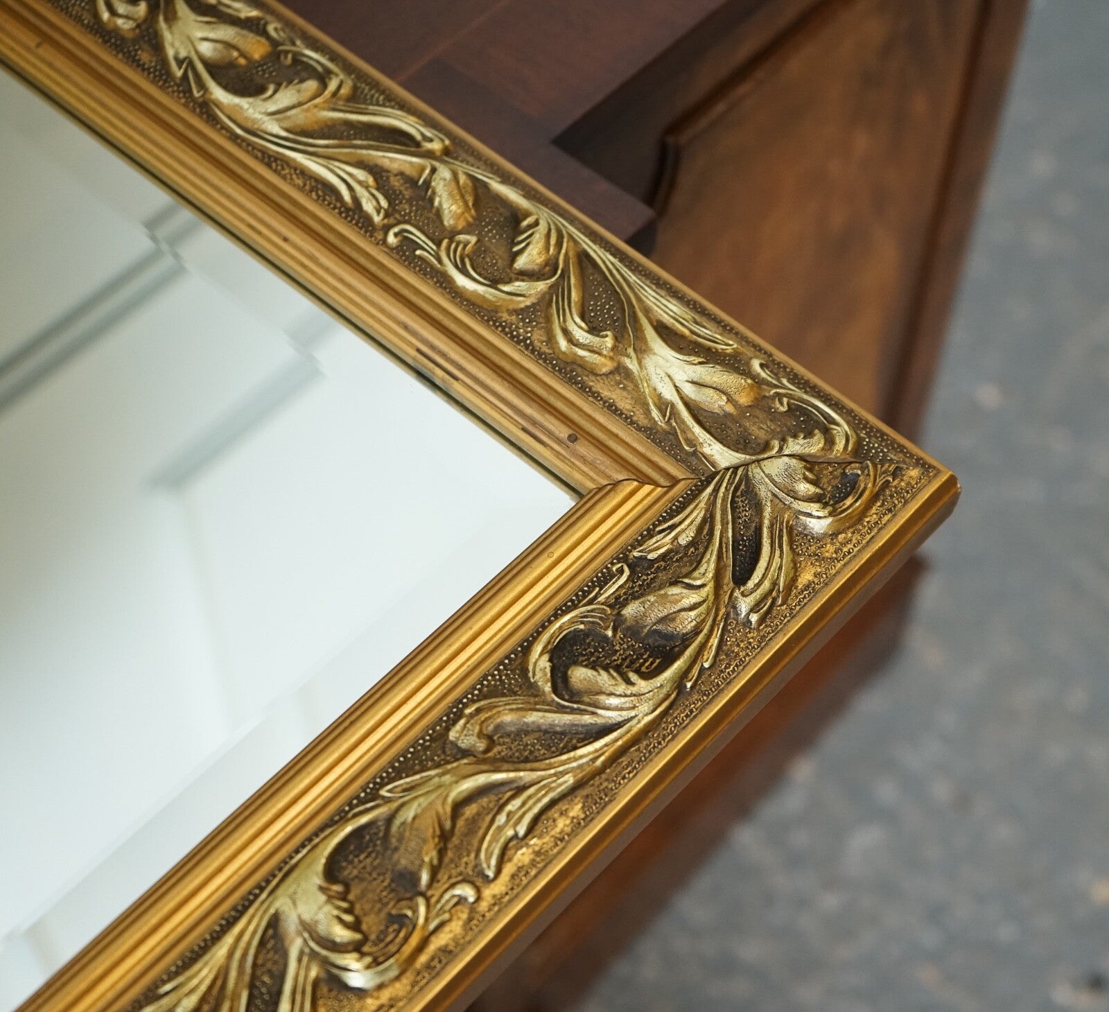 BEAUTIFUL VINTAGE CUSHIONED GILTWOOD BEVELLED MIRROR