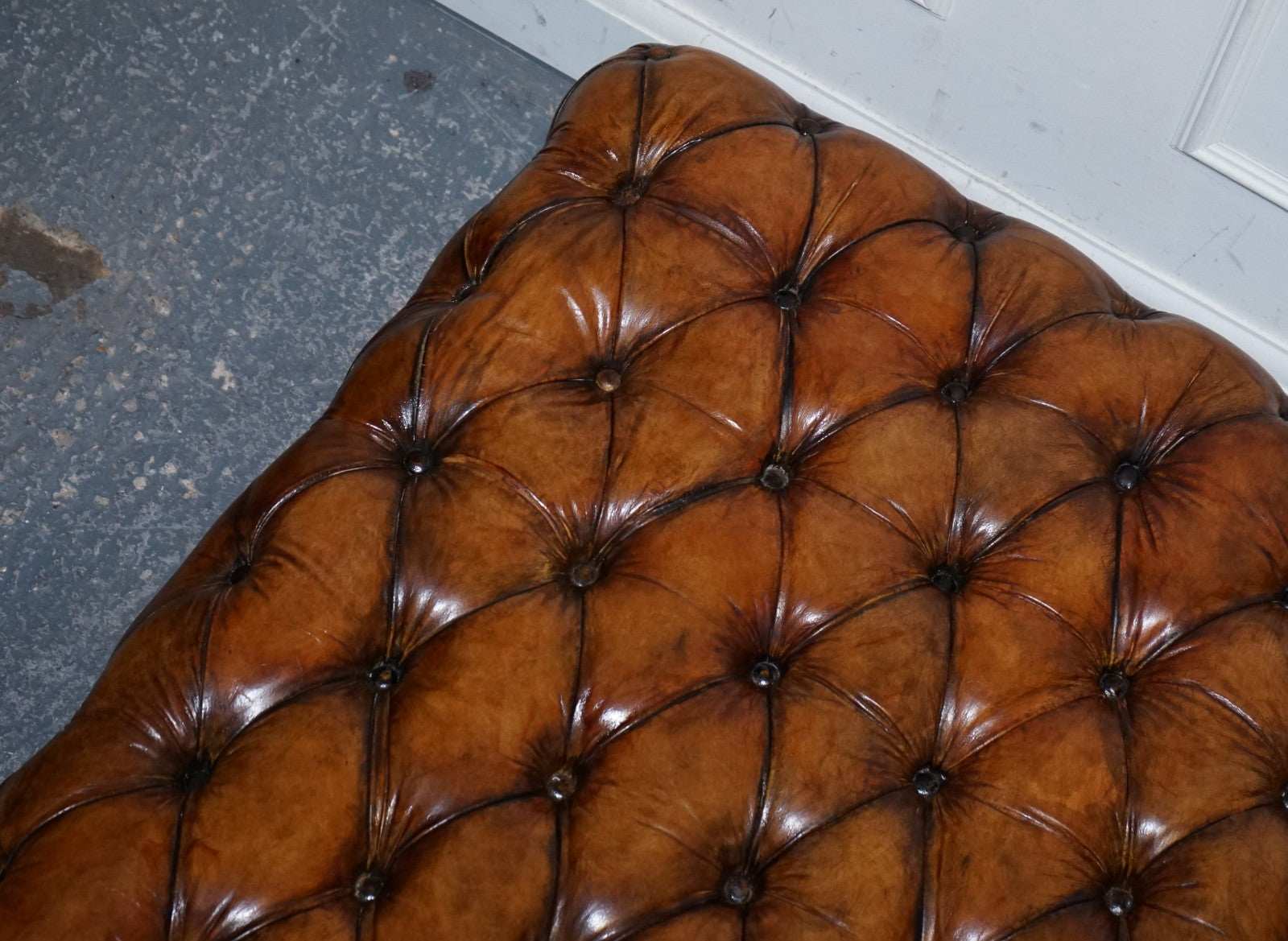 STUNNING LARGE HAND DYED BROWN LEATHER CHESTERFIELD FOOTSTOOL OTTOMAN