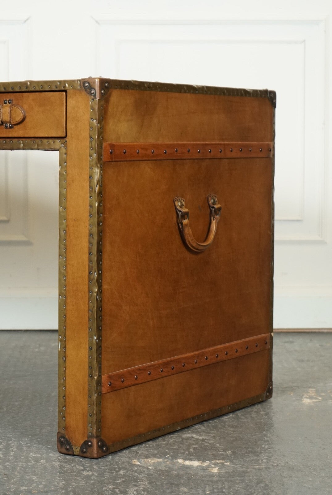 ABSOLUTELY STUNNING VINTAGE FULL LEATHER DESK WITH THREE DRAWERS MADE BY ESQUIRE