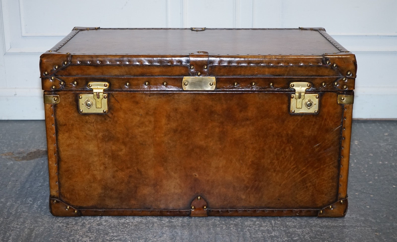 VINTAGE HAND DYED BROWN LEATHER LOCKABLE STORAGE STEAMER TRUNK COFFEE SIDE TABLE