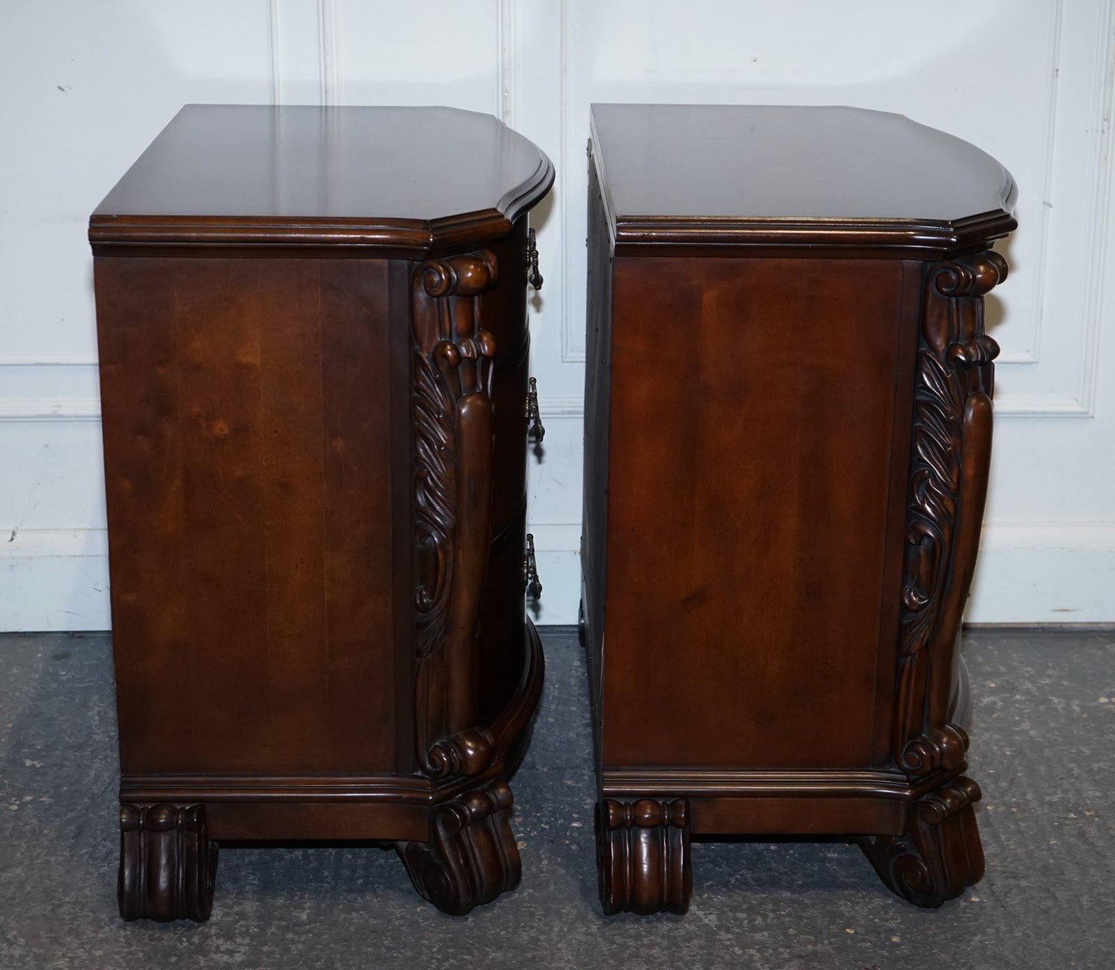 PAIR OF LARGE AMERICAN CHIPPENDALE STYLE NIGHTSTANDS BEDSIDE TABLES