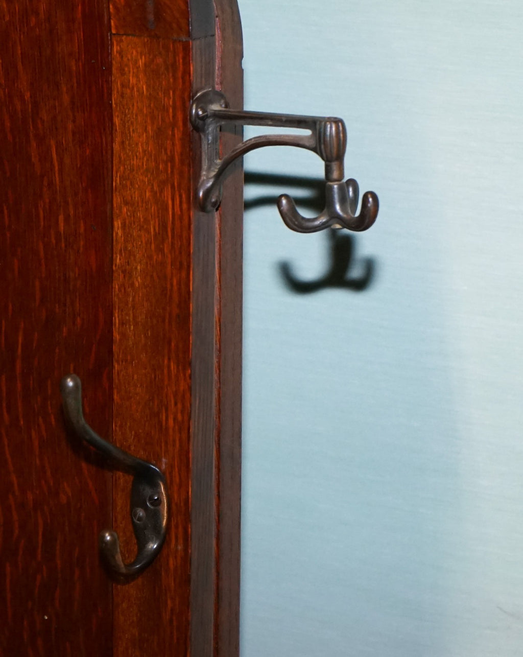 ANTIQUE ATCRAFT OAK HAT AND UMBRELLA HALLWAY STAND WITH A MIRROR