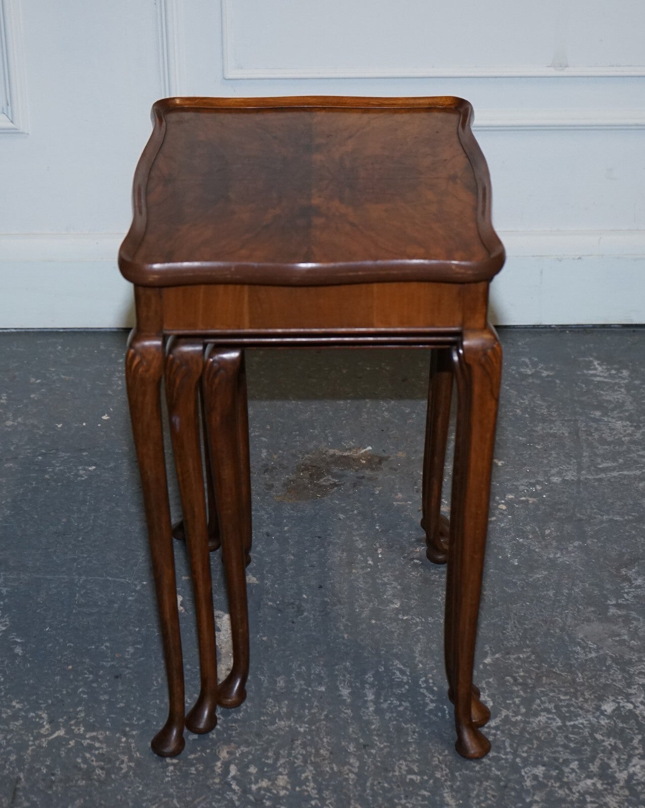 1920'S ART DECO BURR WALNUT NEST OF THREE TABLE QUEEN ANNE LEGS