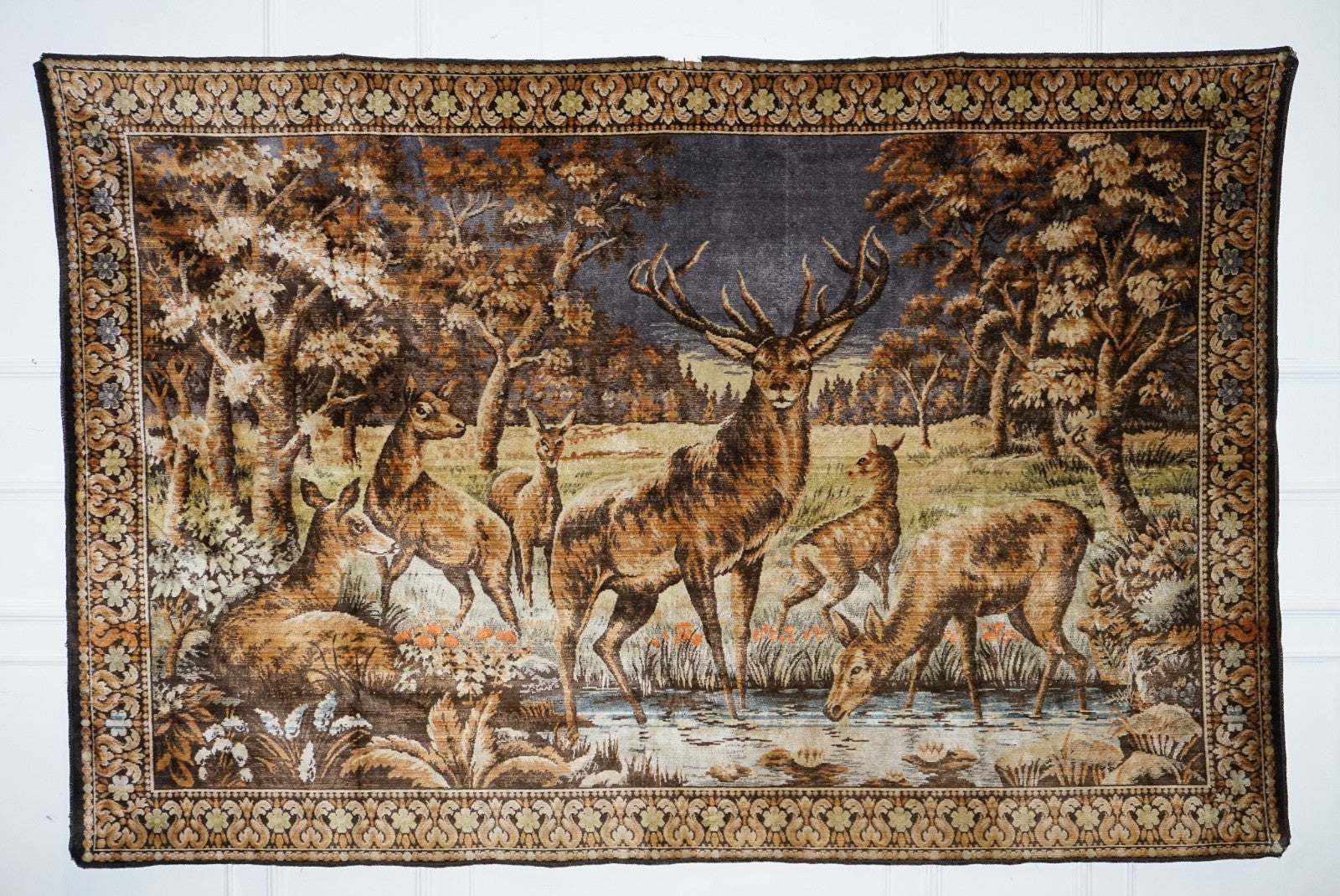 VINTAGE WOVEN WALL TAPESTRY WOODLAND STAG & DEER SCENE RUSTIC HUNTiNG LODGE