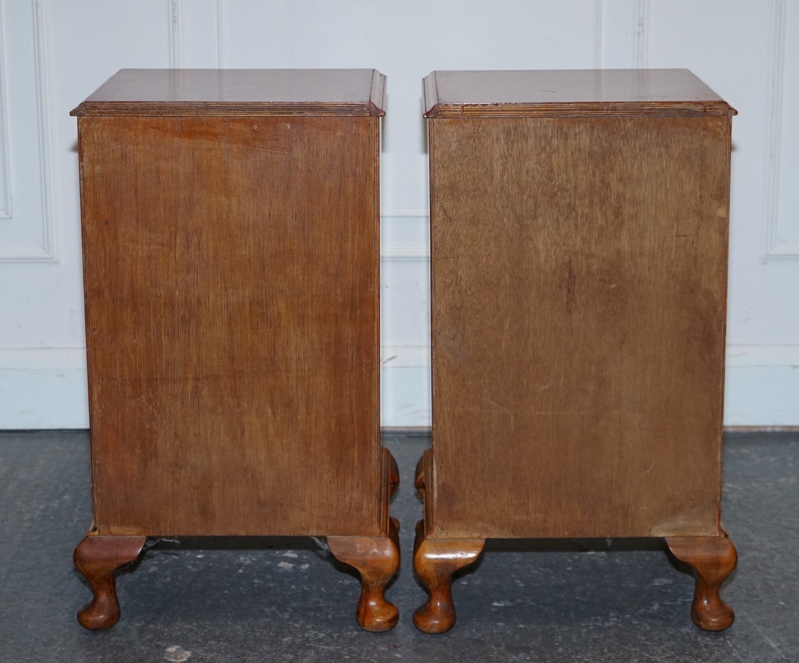 ANTIQUE PAIR OF ART DECO 1920'S LIGHT WALNUT  NIGHTSTANDS BEDSIDE TABLES