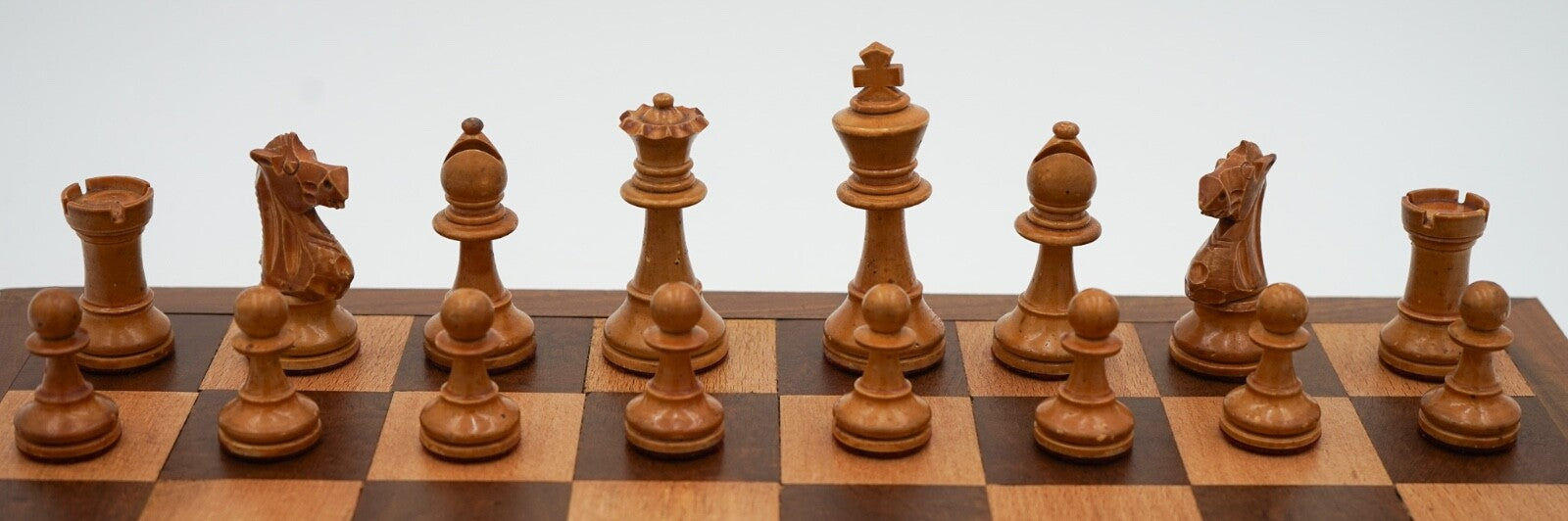 ANTIQUE ENGLISH QUALITY STAUNTON WEIGHTED CHESS SET WITH BOX AND BOARD